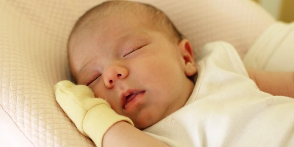 Adakah benar bahawa bayi diharuskan memakai sarung tangan bayi?