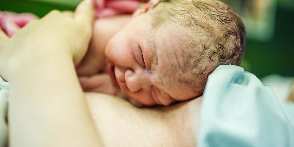 Контакт кожа до кожа Новородено бебе с майка, какви са ползите?