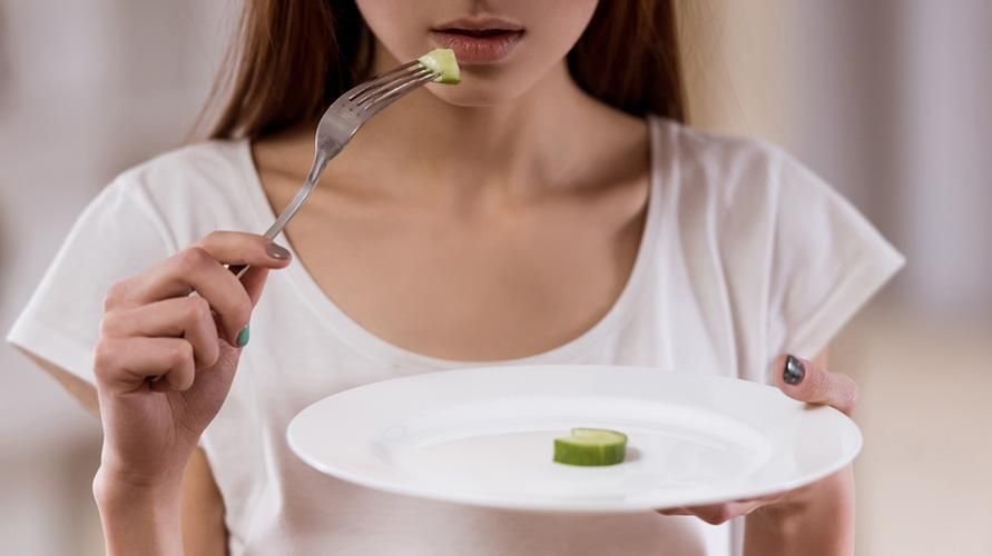 苦しんでいる人が食物を非常に選択的であるときのARFID摂食障害