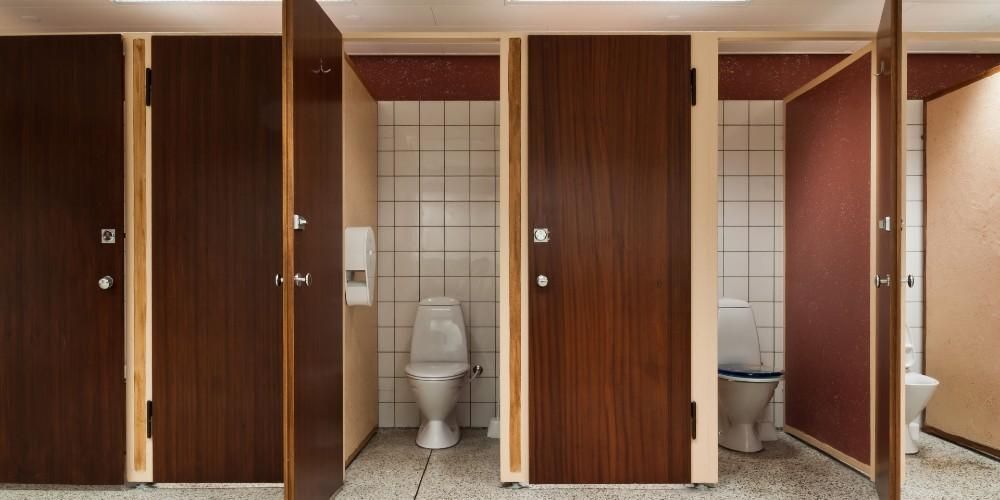 公衆トイレをよく使いますか？ここにそれを使用するための8つの健康的で安全なヒントがあります
