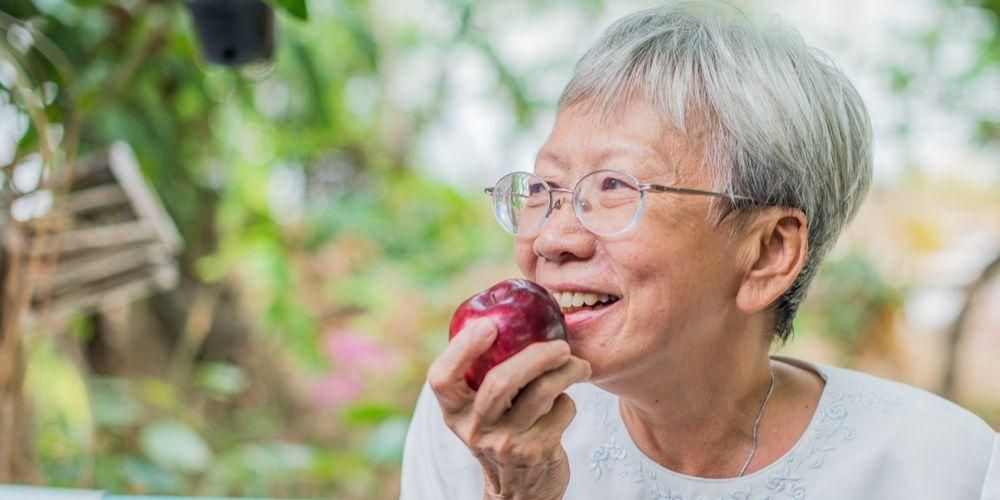 Tipi di alimentazione consigliati per gli anziani per mantenersi in salute nella vecchiaia